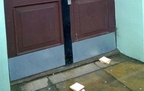 Grozljiv zločin, policija na nogah – pred vrata džamije odvrgli sendviče s slanino