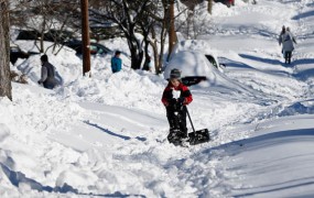 Američane čaka čiščenje rekordnih količin snega "snowzille"