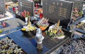 Zverinsko umorjena Angela Meh počiva na pokopališču v Šmartnem ob Paki
