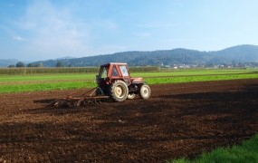 Nemec s traktorjem na počitnice na Hrvaško