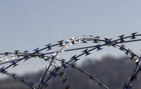 Makedonija postavlja dodatno žično ograjo ob meji z Grčijo