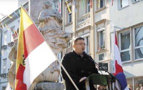 Avstrijski policisti ovirajo gibanje domoljubom 