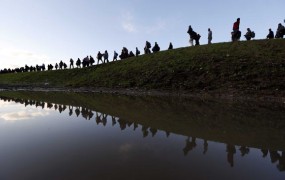 Nemčija v Avstrijo že vrača na tisoče migrantov - samo v januarju 3700