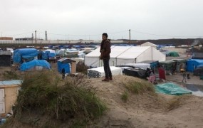 Francozi imajo kaosa dovolj, "džunglo" v Calaisu so začeli prazniti