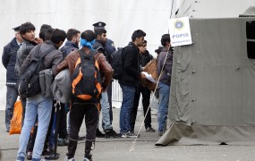 Ob priprtju meja na balkanski poti vse več migrantov v Grčiji 