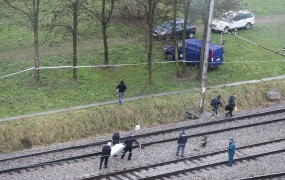 FOTO: Smrt na železniških tirih pod Delovo stolpnico v Ljubljani
