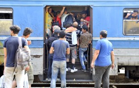 Grčija začela umikati migrante z meje z Makedonijo