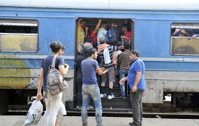 Migranti železniško postajo spremenili v "postajo strahu"