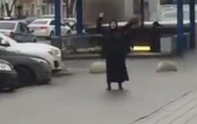 Srhljiv prizor sredi Moskve: ženska z otroško glavo v roki kričala Alah akbar in grozila z napadom