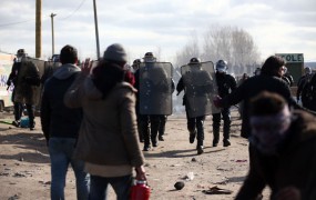 V "Džungli" v Calaisu spopad migrantov s policijo