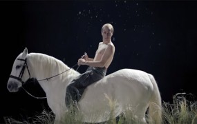 Klemen Slakonja je na konju: njegov Vladimir Putin je globalni viralni hit!