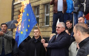 FOTO: Šešelj je pred beograjskim sodiščem zažgal zastavi Nata in EU