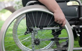 Ropar na invalidskem vozičku z bombo oropal zagrebško banko