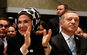 Erdoganova soproga hareme hvali kot "šole za ženske"