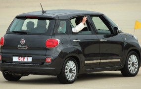 Zbiratelj avtomobilov za papeževega fiata odštel kar 300.000 dolarjev
