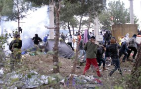 Migranti v Idomeniju poskušali prebiti ograjo, makedonska policija uporabila solzivec