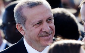 Erdogan zaradi opolzke pesmice ovadil nemškega komika in pritisnil celo na Merklovo