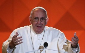 Papež se je srečal z muslimanom, čigar ženi kristjanki so islamisti prerezali vrat