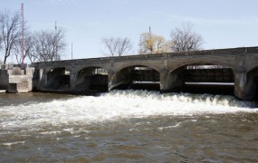 Republikanski guverner Michigana pravi, da bo mesec dni pil le vodo iz vodovoda v Flintu