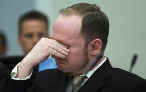 Terorist Breivik dobil tožbo proti državi zaradi "mučenja" z zastarelim Playstationom 2