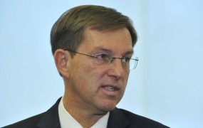 Anketa: Podpora Cerarjevi vladi pada, SDS prva med strankami
