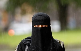 Francoski musliman je ženske v svojo trgovino spustil le ob koncu tedna