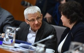 Peršakovi zahtevo po odstopu ministra zavračajo kot "pritisk na politiko"