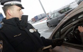 Lažna hrvaška policista oropala voznika iz BiH in mu ukradla 100.000 evrov