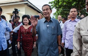 Diktatorski izpadi kamboškega premierja: Kličite me "mogočni vodja"!