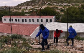 Migranti so na Lampedusi zažgali sprejemni center 