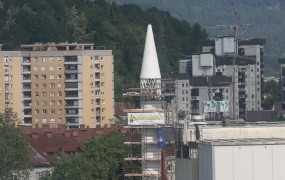V Ljubljani se je danes zjutraj pokazal vrh minareta