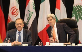 Kerry pozval Lavrova k prenehanju bombardiranja opozicije v Siriji