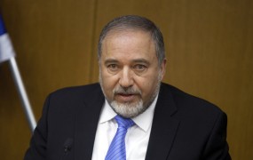 Izraelski minister odstopil, ker je njegov novi kolega zanj prehud ekstremist
