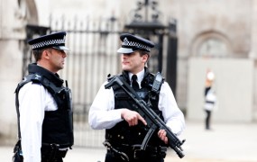 Zaradi lažnega terorističnega preplaha morajo trije britanski policisti za rešetke