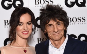 Ronnie Wood, 68-letni kitarist Rolling Stonesov, je ponosni oče dvojčic