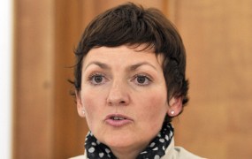 Pisatelji ministrico Makovec Brenčič obtožujejo "izdaje lastnega naroda" in zahtevajo njen odstop