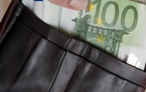 Poštena hrvaška cestarja sta našla in vrnila denarnico s 1800 evri