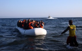 Pred obalo Krete potonil čoln z migranti, doslej so jih rešili 250