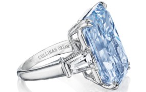 Modri diamant prodan za 25,4 milijona dolarjev