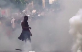 (VIDEO) Divjanje migrantov po Parizu, kjer je že pravo vojno stanje