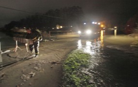 Na Vipavskem zalivalo hiše, na vzhodu Slovenije poplavilo cestišča