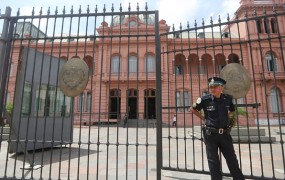 Bivšega argentinskega ministra ujeli med metanjem vreč denarja na vrt samostana