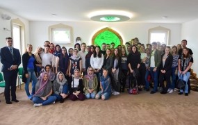 Dolenjski multikulti: novomeške gimnazijke so se pod rutami spoznavale z islamom