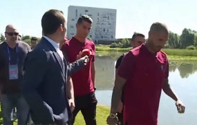 VIDEO: Živčni Ronaldo je novinarju iztrgal mikrofon in ga vrgel v reko
