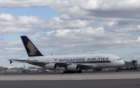 Letalo v Singapurju po zasilnem pristanku zajel ogenj