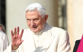 Benedikt: Homoseksualni lobi je poskušal zavladati Vatikanu