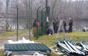 Po sledi milijonov evrov, ki gredo za postavljanje panelne ograje na meji
