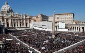 Vatikansko tožilstvo za obtožence v aferi Vatileaks 2 zahteva zaporne kazni