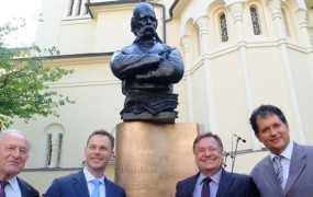 Janković odkril spomenik Vuku Karadžiću, konec meseca ga bo postavil še Rusom