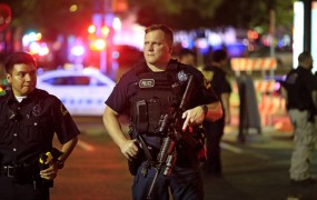 Pokol v Dallasu: Pet policistov ubitih v streljanju na protestih proti policijskemu nasilju 